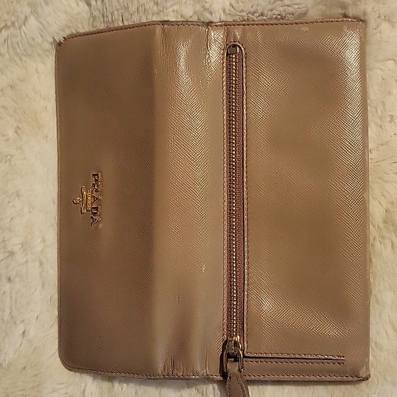 PRADA saffiano leather long wallet in nude and gold/white interior - Picture 4 of 11